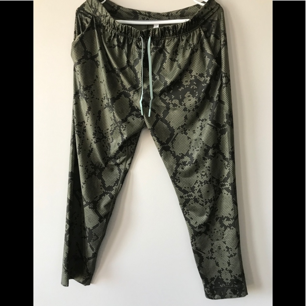 Lululemon Jet Crops
